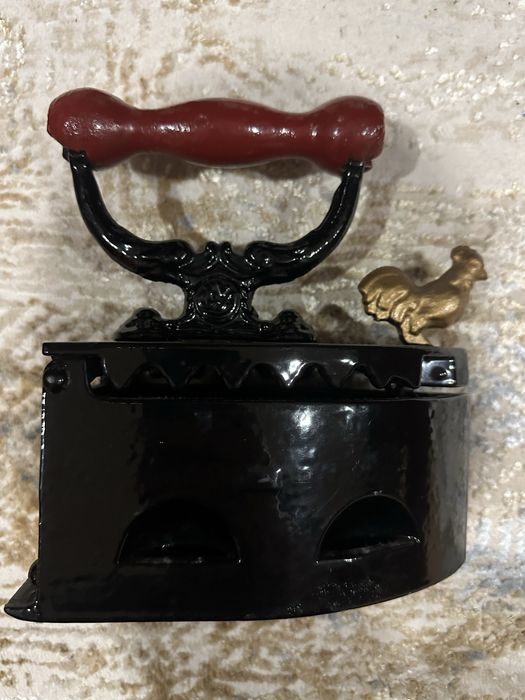 Ferro a Carvão decorativo ótimo estado