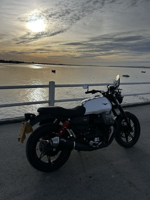 Moto Guzzy V7 Stone Ten 850 Nova