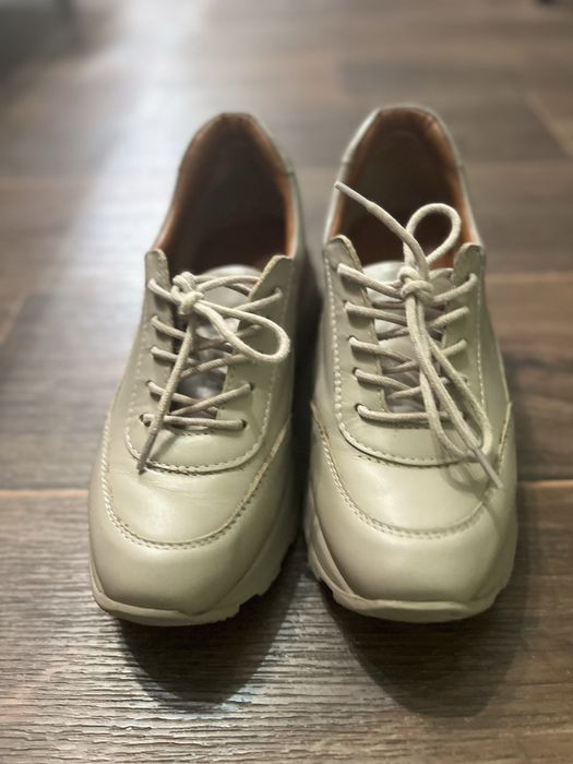 Шкіпяні жіночі кросівки