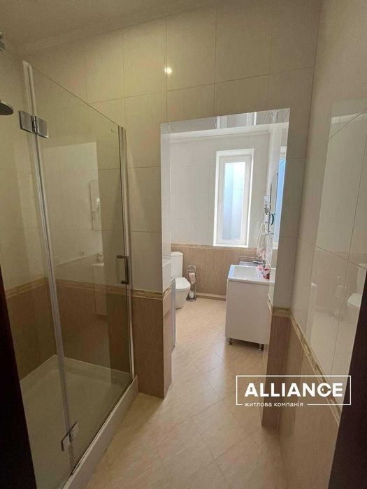 Будинок з ремонтом, р-н Крихівці. Велика ділянка з 2 гаражами.