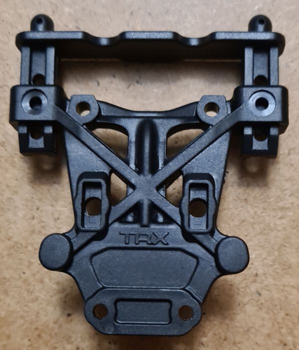 2 wieże tylne Traxxas E-revo 4x4 1/16.