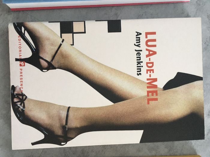 Vários romances da colecção Grandes Narrativas da Editorial presença