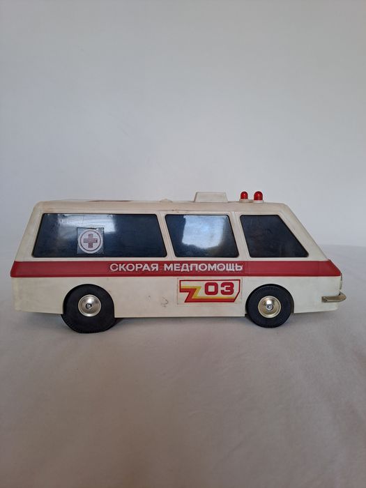 Radziecka zabawka ambulans karetka RAF