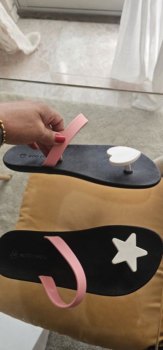 Chinelos / Sandálias Moo Chuu (Tamanho 36) – Preto/Rosa com Estrela e Coração