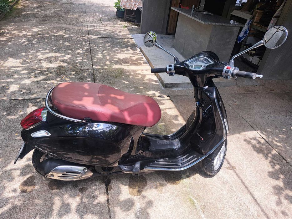Mota Vespa Primavera 125cc, de 8/2017 com 15 800Km.  Bastante económica e muito fiável, tem pneus novos, manutenção recente e 2 chaves.