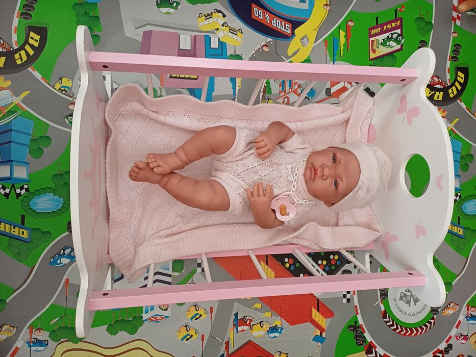 Boneca com roupa e cama