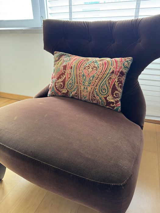 Sofa em veludo castanho  (Area)