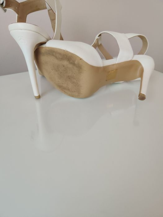 Białe sandałki szpilki.