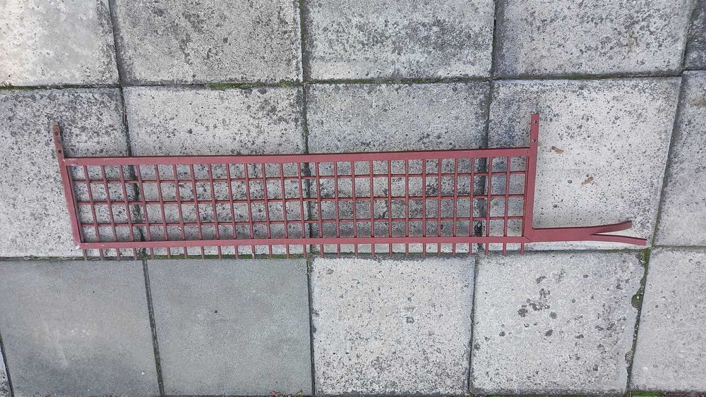 Stalowy płotek uzupełniający ogrodzenie