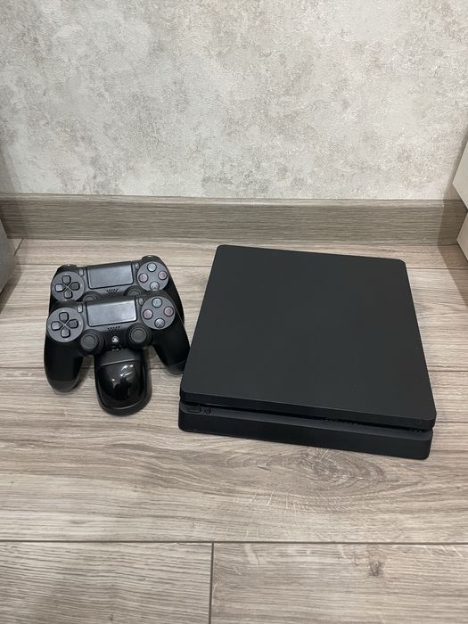 Ps 4 slim 11.00 hen 825 gb +2 джойтиски стан ідеальний