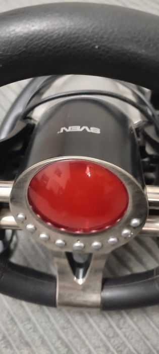 Ігровий руль з педалями.