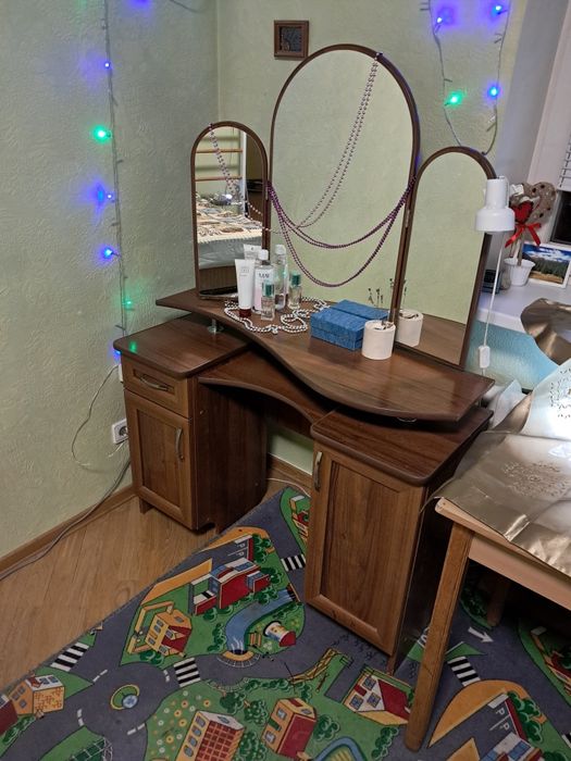 Трюмо, туалетний столик, шафа з дзеркалом