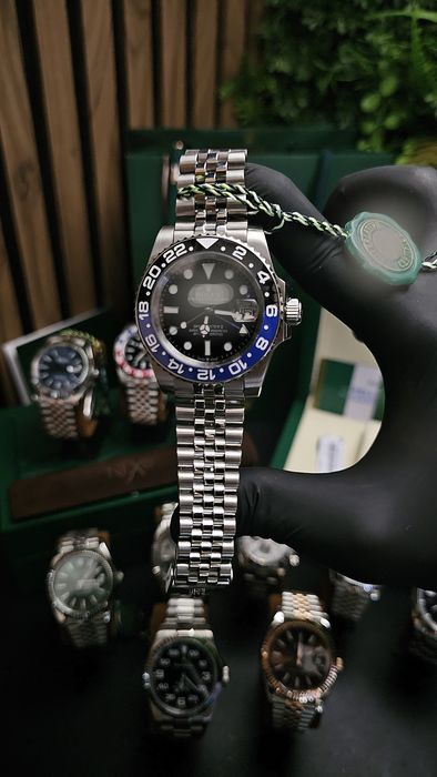 Relógio com bezel azul e preto