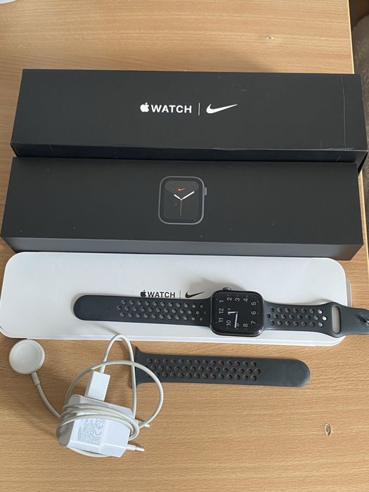 Apple Watch SE Nike 44 mm GPS 32 GB – komplet, dobry stan, pudełko + ładowarka