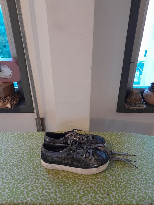 Vendo Sapatilhas de Senhora muito bonitas como novas