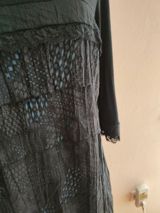 Sukienka damska z długim rękawem.