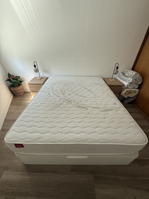 Cama king size com colchão e arrumação
