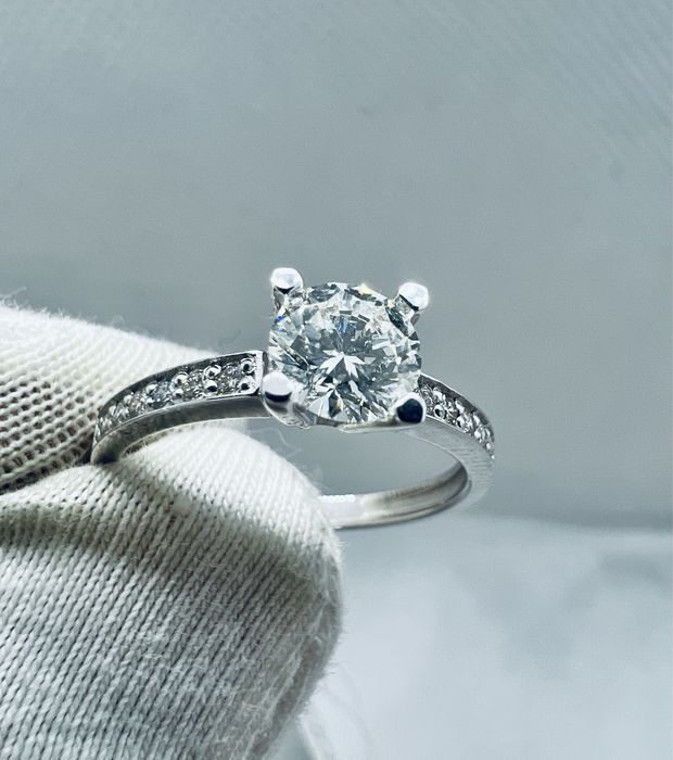 Золота каблучка з білого золота 0.86 карат. Виробництво Сова