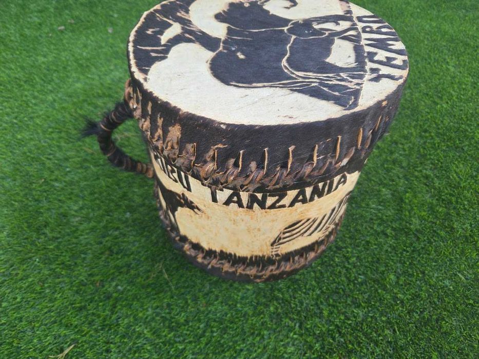 Bombo decorativo com imagem de elefantes africanos.