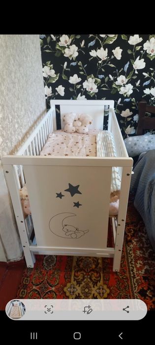 дитяче ліжечко з матрацом та постіллю