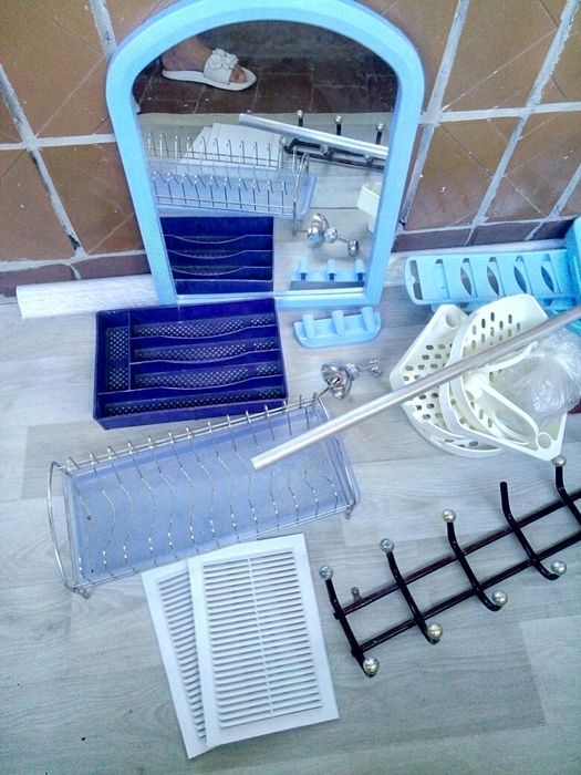 Зeркало, вeшалка, дeржатeль, люстра.Всe для сьeмной кварт. для дачии