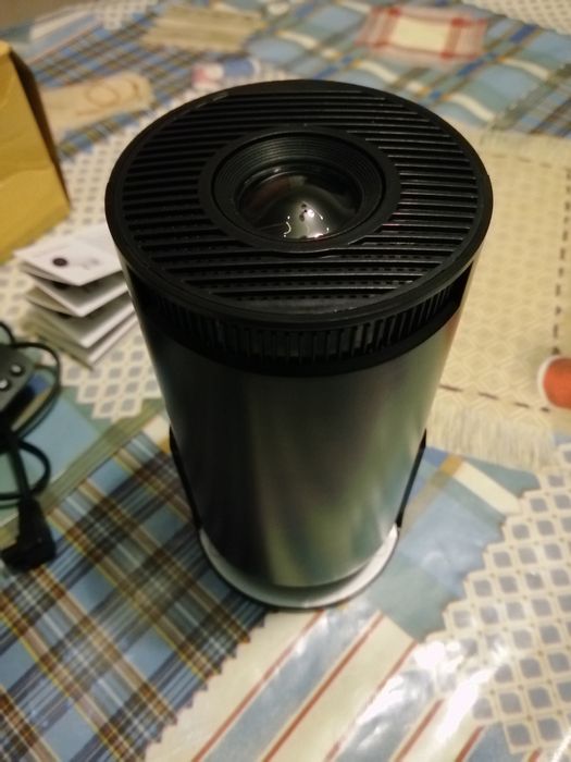 Проектор F100. Новий.