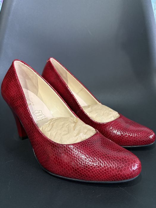 Buty na obcasie czerwone z tłoczeniem imitującym skórę węża