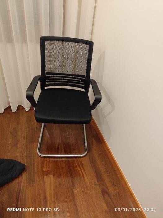 Uma cadeira de secretária simi nova