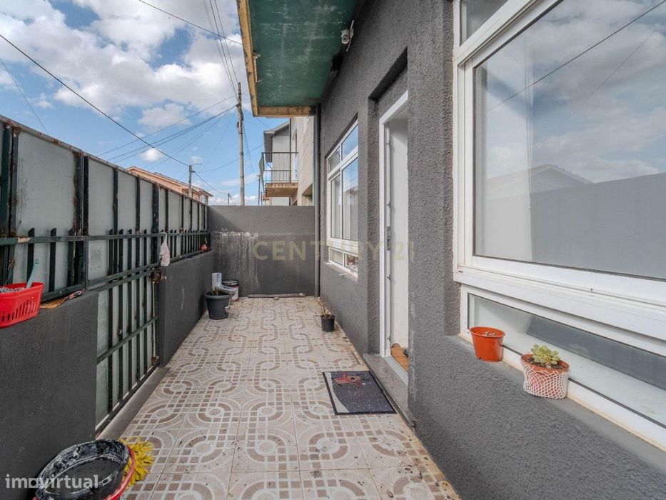 Espaço Remodelado T1 +1 com Suite ,Pátio Privativo e Garagem para Esta