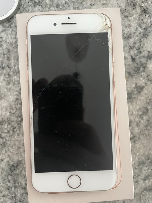 Iphone 8 pekniety ekran