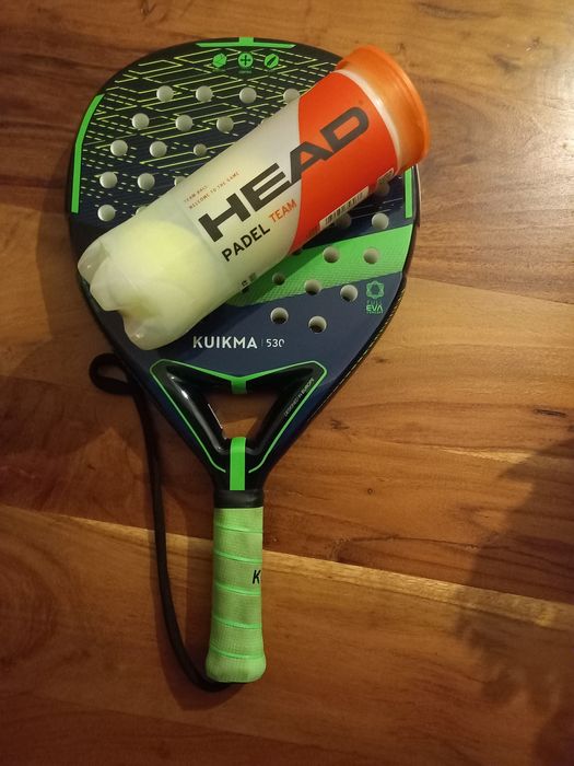 Raquete de Padel Kuikma 530, com um jogo de bolas Head.