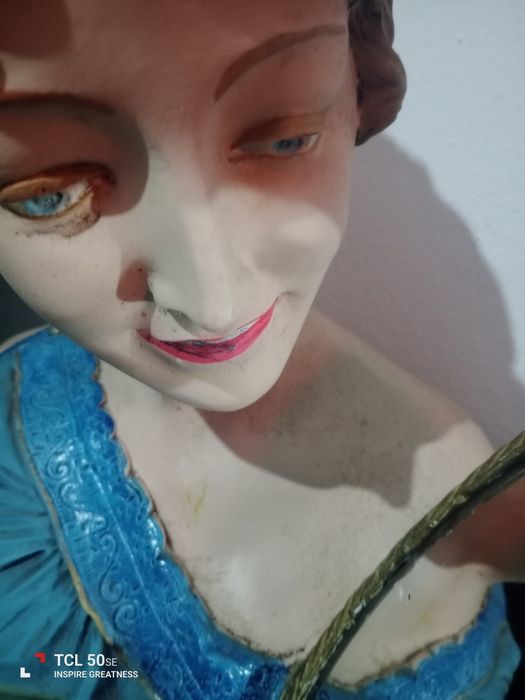 Elegante estátua de mulher segurando o espelho, peça antiga.