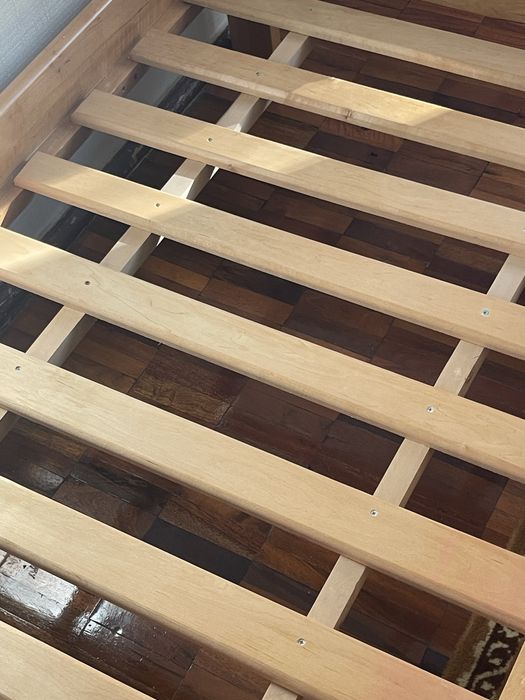 Ліжко з натурального дерева ясен