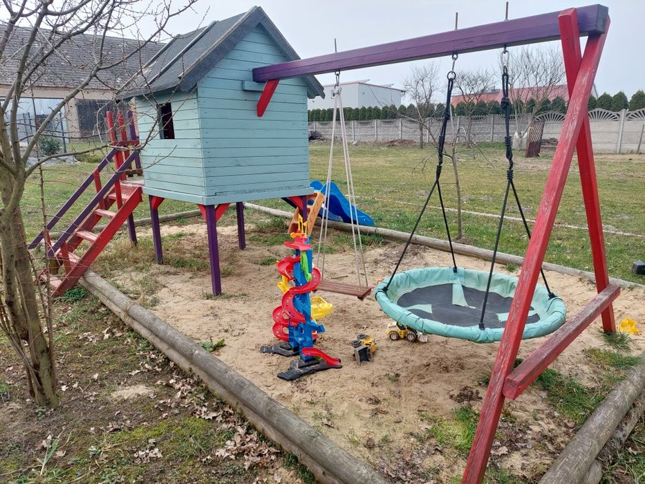 Plac zabaw dla dzieci wraz z akcesoriami