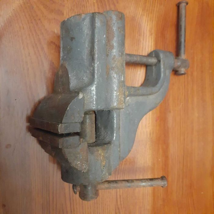 тиски СССР настольные , слесарные  с оригинальным клеймом губки 60 мм