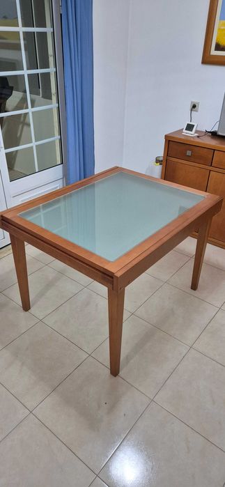 Mesa cozinha ou sala jantar, em madeira e vidro fosco , bom estado