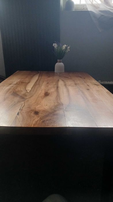 Дивани та столи у кафе