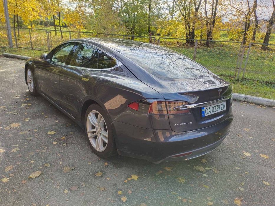 Tesla model s 85d