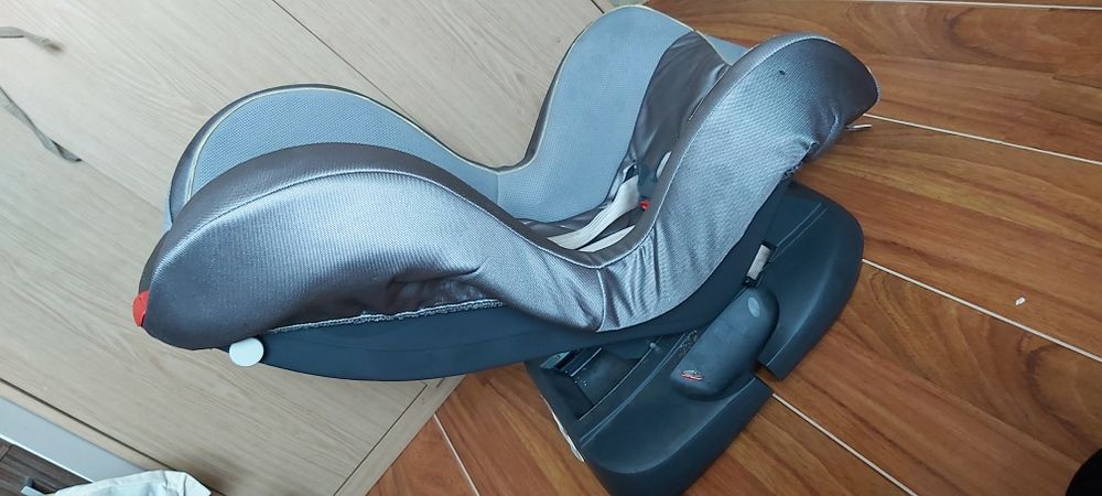 Fotelik samochodowy 9-18 dla dziecka z pasami