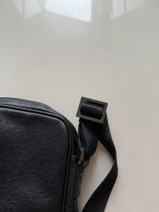 Torba na ramię GUESS listonoszka czarna skórzana zapinana na zamek