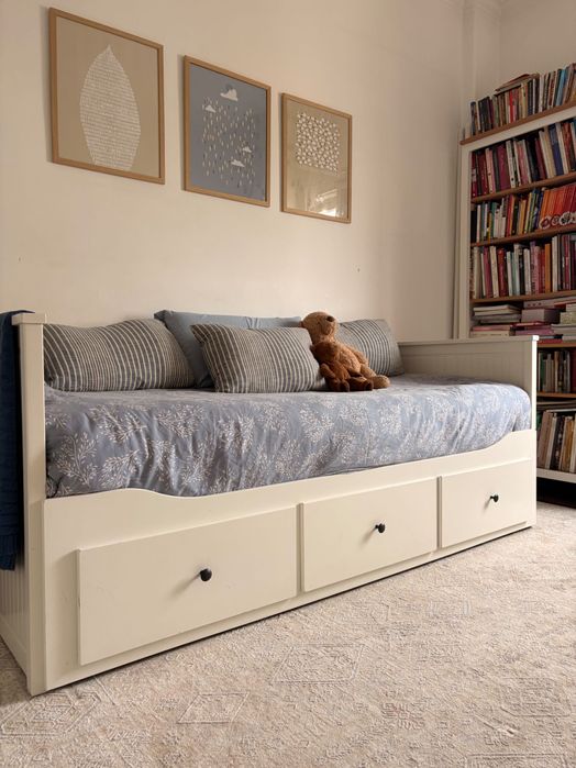 Cama Hemnes com 2 colchões incluídos.