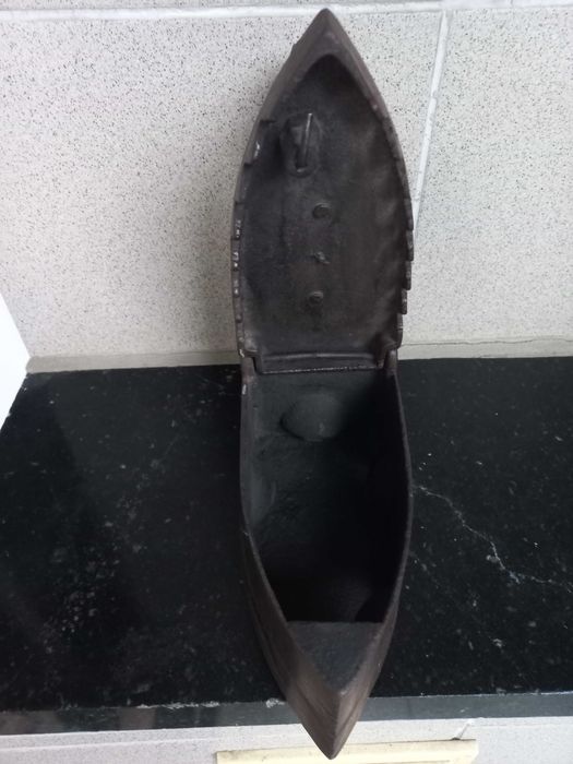 Утюг на дровах . Старинный чугунный.