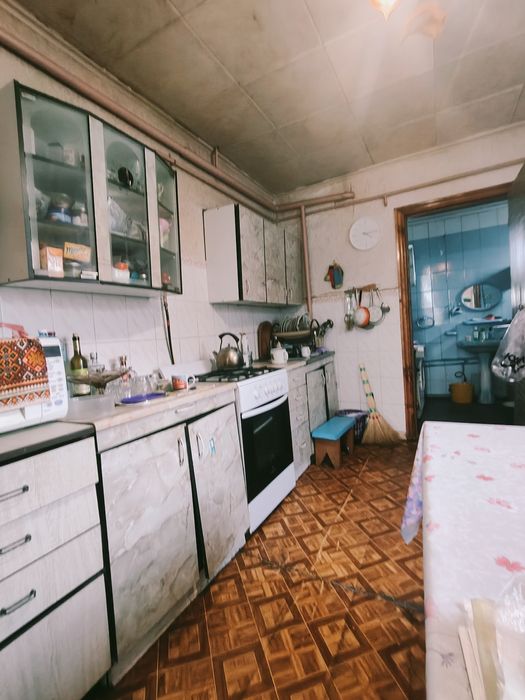 Бабинці-продам цегляний капітальний будинок в центрі селища !