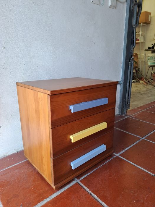 Mesa de cabeceira de madeira