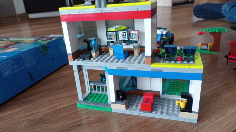 Lego city 60371 parking dla pojazdów uprzywilejowanych. Kompletne