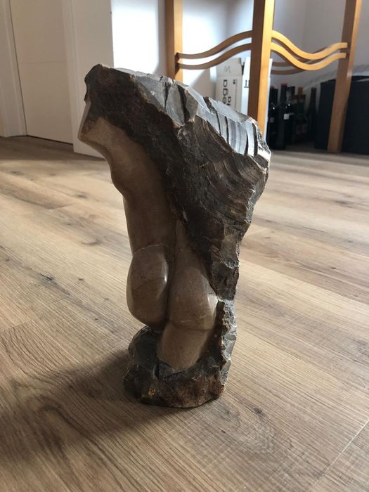 escultura homem e mulher em marmore