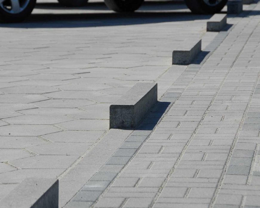 Krawężnik najazdowy drogowy / opornik drogowy / prosty