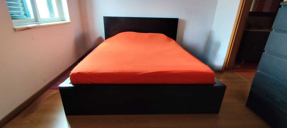 Conjunto Cama/Mesa cabeceira/Cómoda IKEA