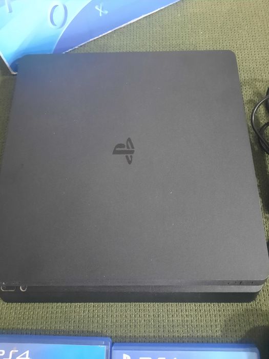 Playstation 4 inclui comando e jogos