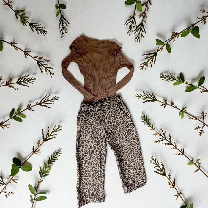 Zestaw szerokie spodnie w panterkę i bluzka rozm 116